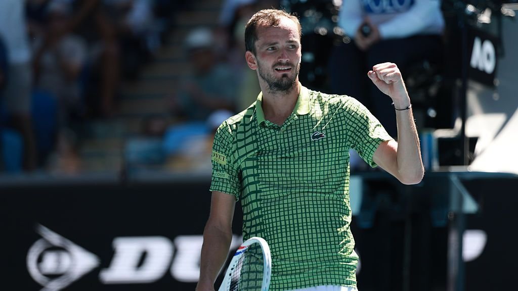 Australian Open live: Medvedev completes remarkable comeback, Osaka apologizes for ‘disrespectful’ comments
