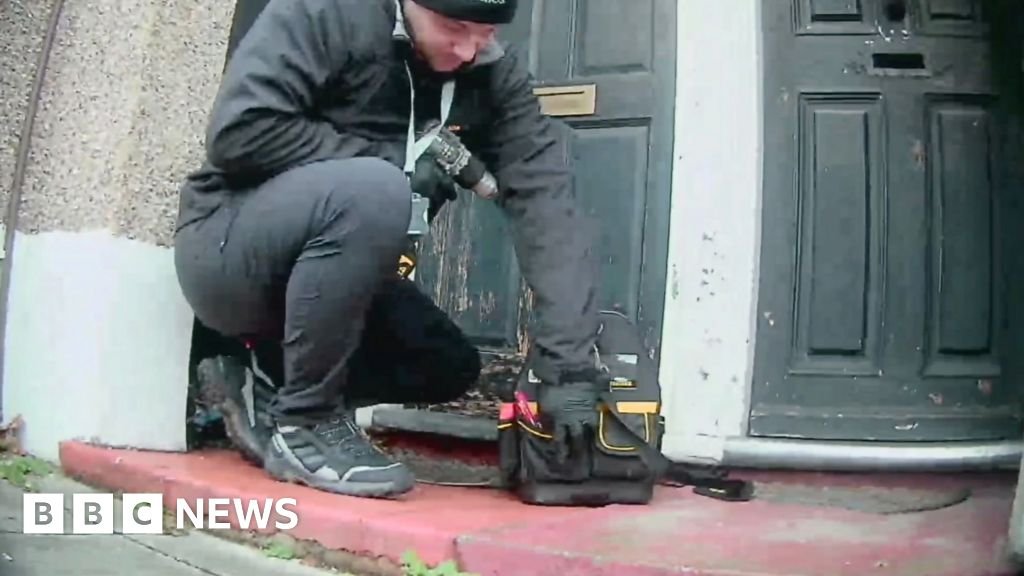 Secret filming catches locksmith charging 10 times quote