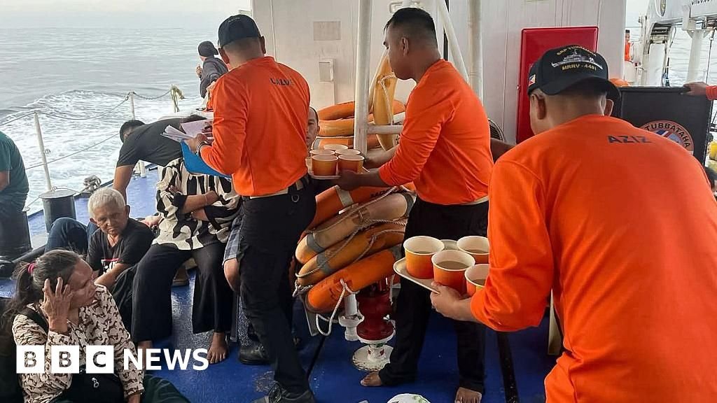 15 dead after ferry carrying 300 passengers sinks