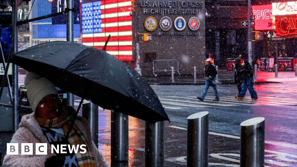 Powerful winter storm targets US northeast as NYC issues travel ban