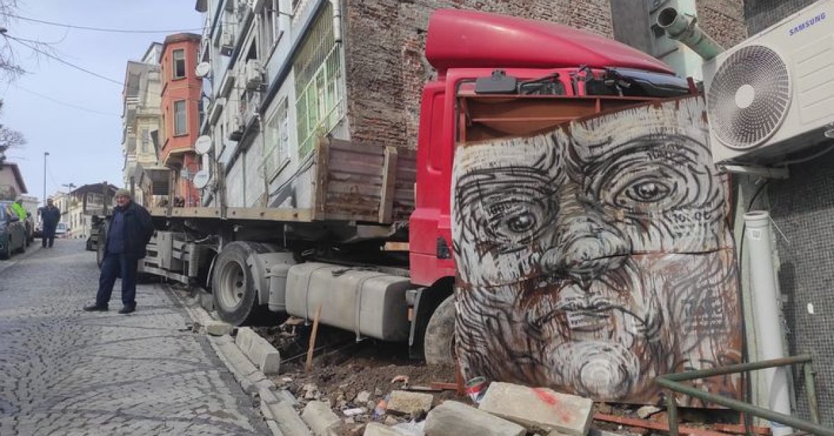 Freni boşalan TIR binaya çarptı