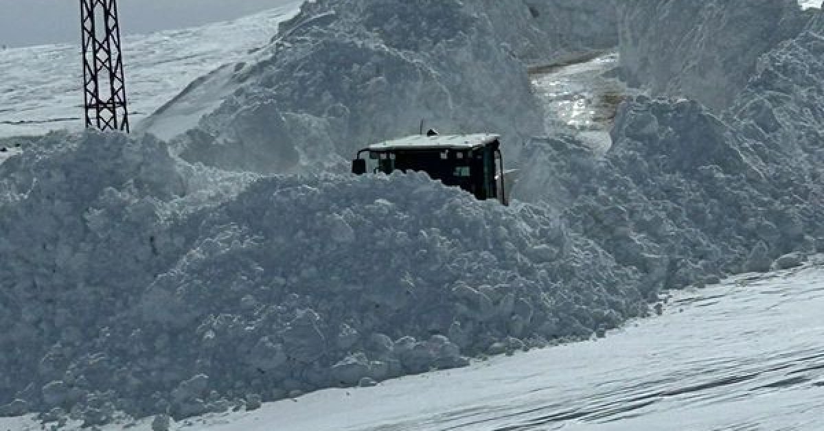 Hakkari’de kardan kapanan iki üs bölgesinin yolu ulaşıma açıldı
