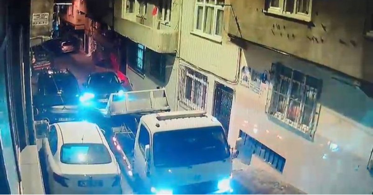 Esenler’de otomobilin yüklendiği çekici yokuştan kayıp 13 araca çarptı