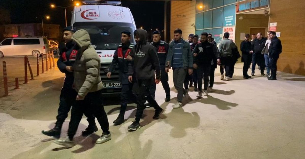 Son dakika: Durdurulan minibüste 20 düzensiz göçmen yakalandı: 2 tutuklama