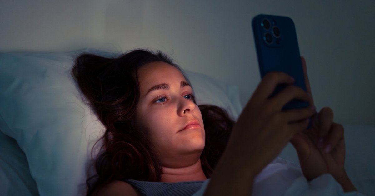 Karanlıkta telefon kullananlara kötü haber!