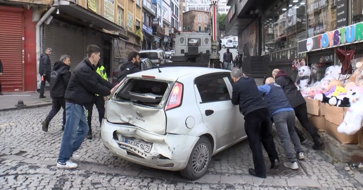 Son dakika: İstanbul’da hafif ticari araç park halindeki otomobillere ve yayalara çarptı: 4 yaralı