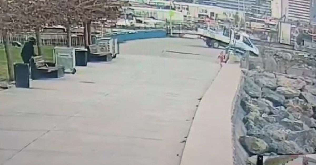 Zabıta aracının denize düşmesi kamerada | SON DAKİKA HABER