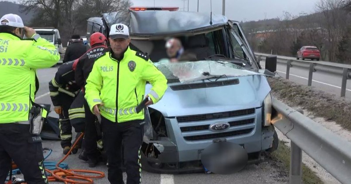 Çorum’da minibüs TIR’a çarptı: 1 ölü, 2 ağır yaralı