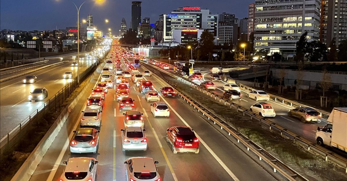 İstanbul’da akşam saatlerinde trafik yoğunluğu yüzde 90’a çıktı
