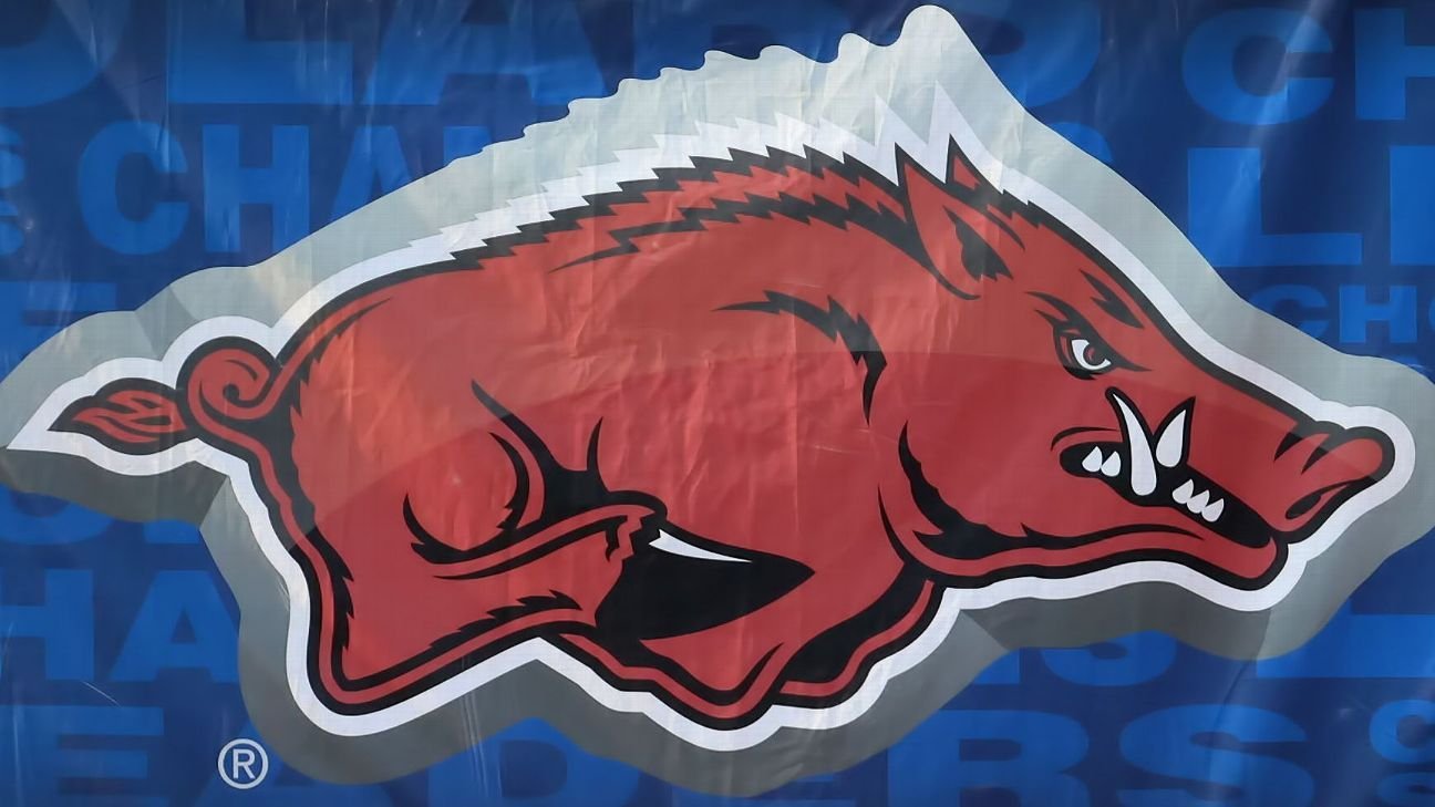 Top guard in ’26 class, Jordan Smith, picks Arkansas over Duke
