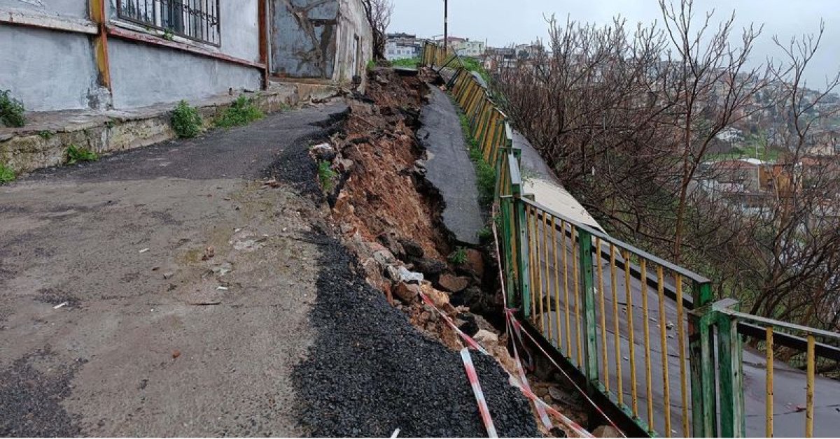 Son dakika: İzmir’de zemini yumuşayan asfalt yol, sağanak sonrası çöktü