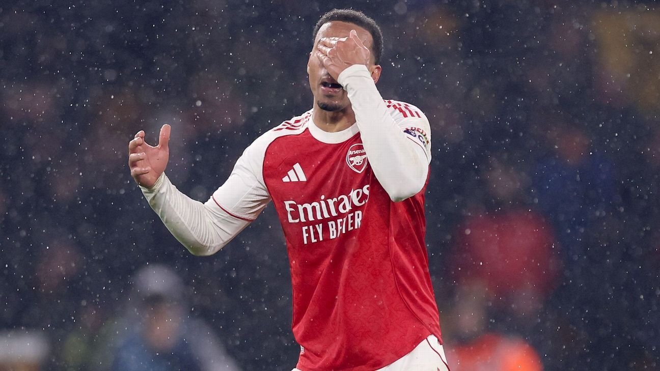 Arsenal letting Man City back into Premier League title race follows familiar pattern