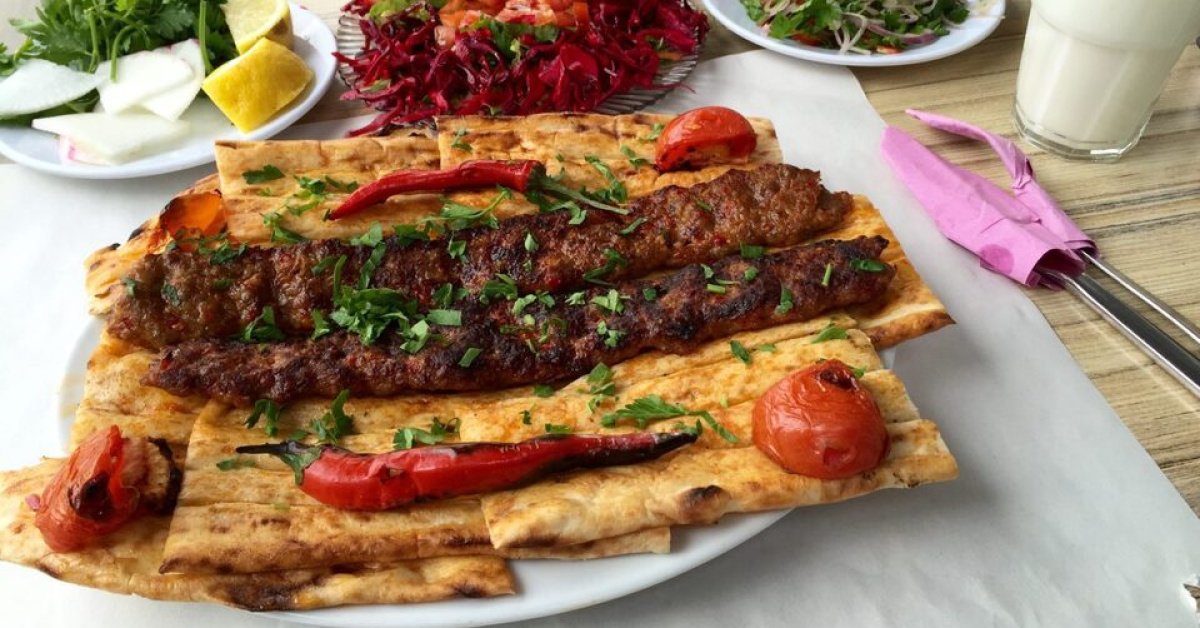 Evde adana kebap nasıl yapılır? Doğal, kolay ve lezzetli ev yapımı adana kebap tarifi ymk