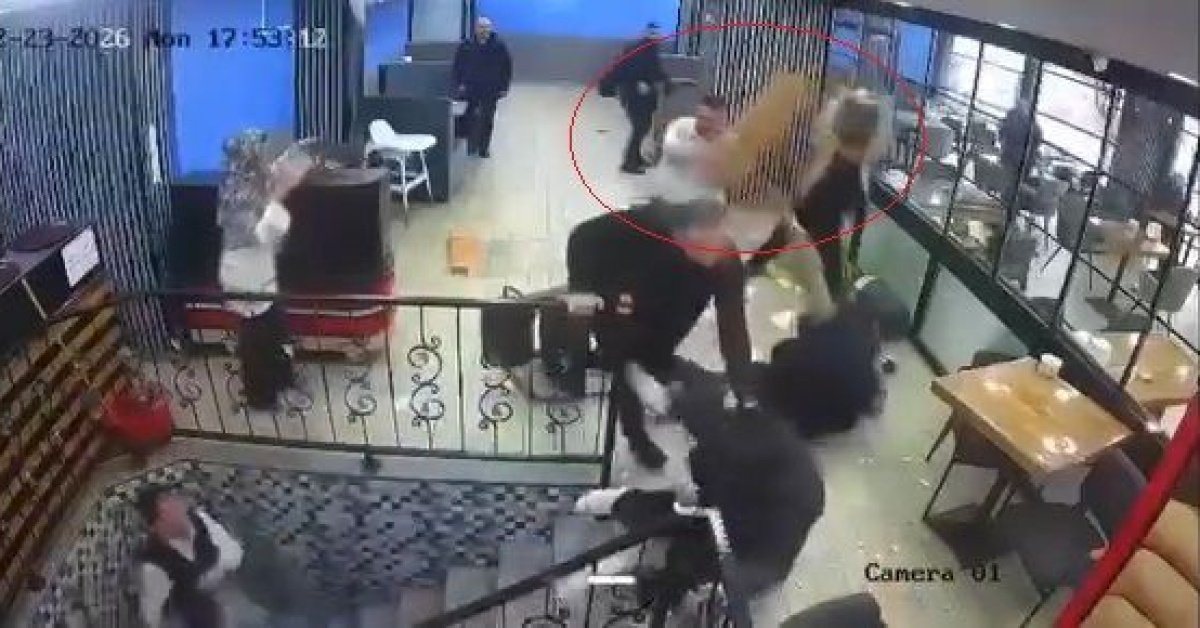 Bursa’da iki grup birbirlerine masa ve sandalyelerle saldırdı