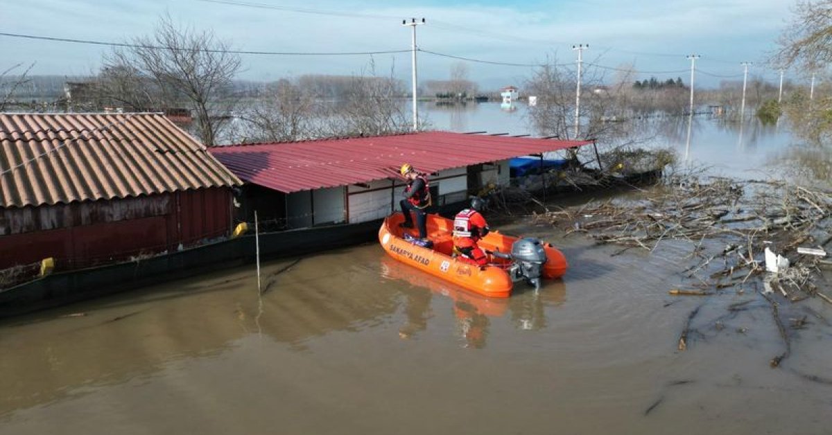 Nehir taşkınında 3 kişi mahsur kaldı