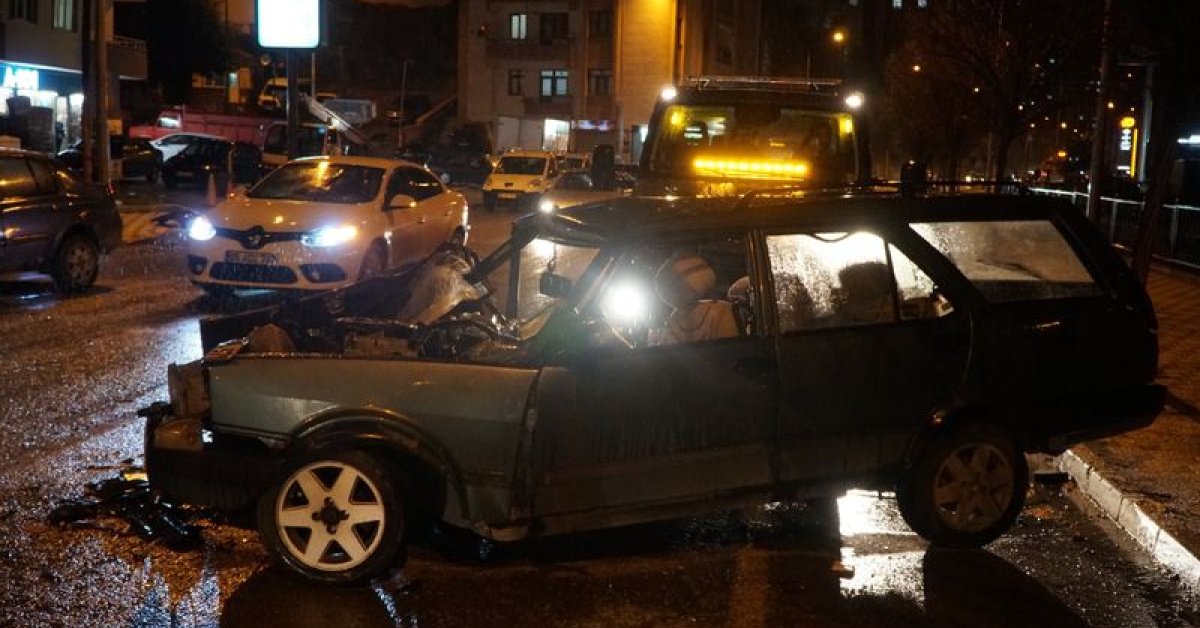Gümüşhane’de otomobiller kafa kafaya çarpıştı: 1 ölü, 3 yaralı