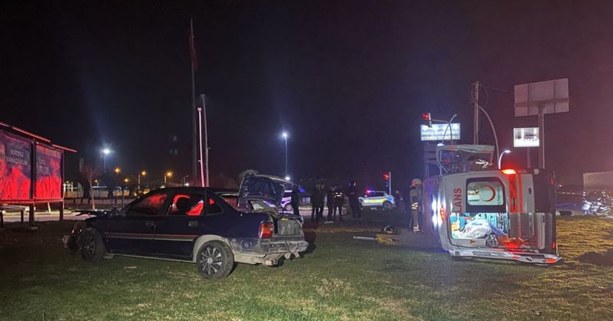 Manisa’da otomobille çarpışan ambulans devrildi: 5 yaralı
