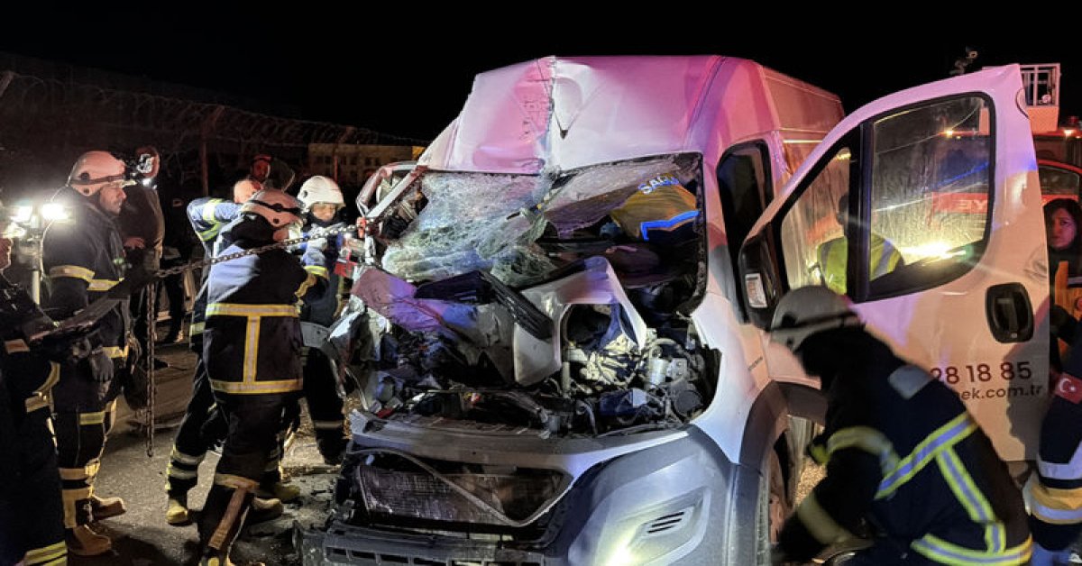 Kamyonet park halindeki TIR’a çarptı