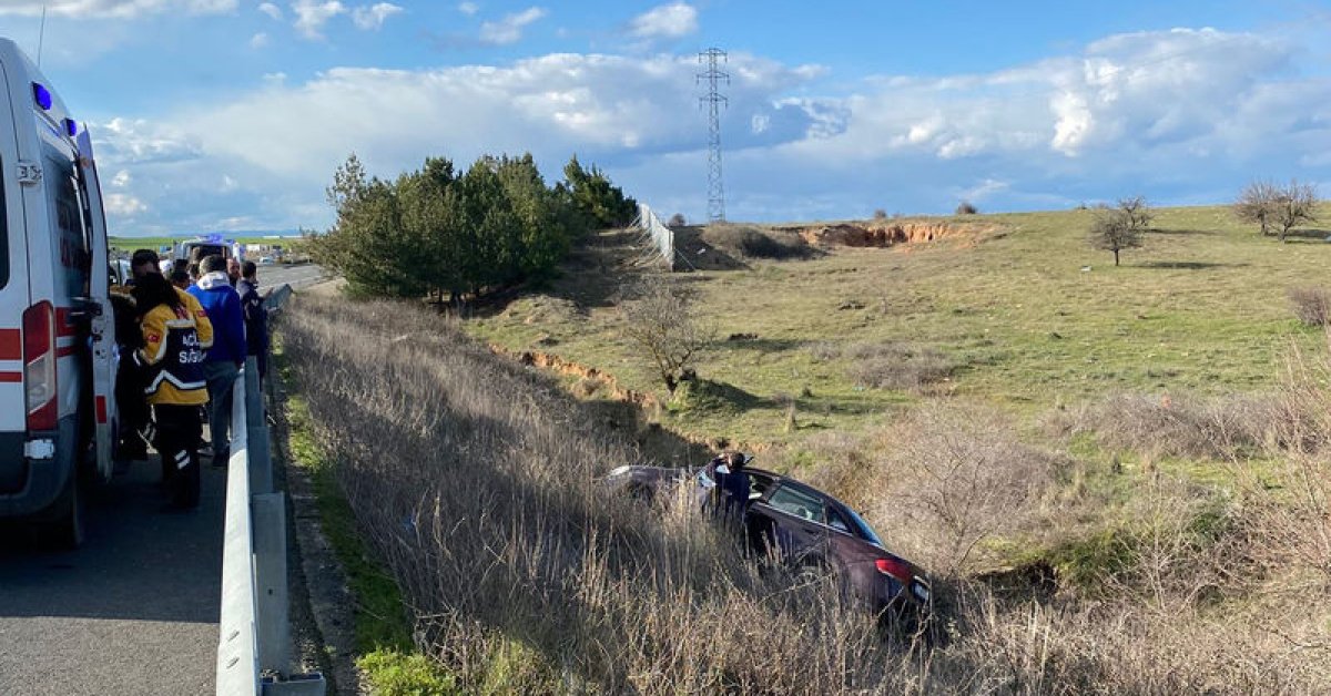 Yoldan çıkan otomobil tarlaya savruldu: 3 yaralı