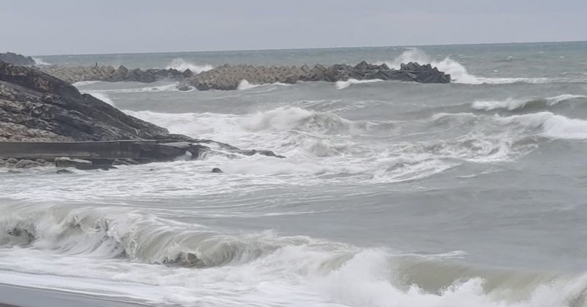 Düzce’de kuvvetli rüzgar nedeniyle dalga boyu 3 metreye ulaştı