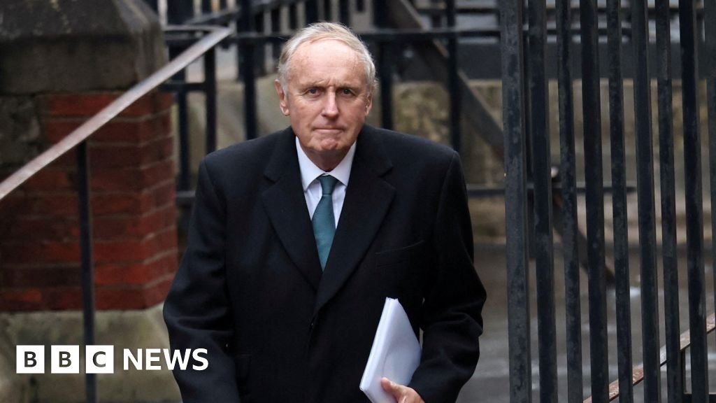 Former Daily Mail editor tells trial he stopped use of private investigators