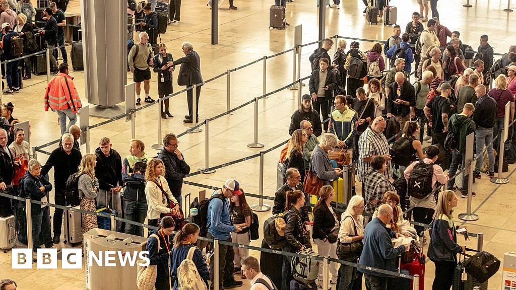 Airport queue warning under new border control system