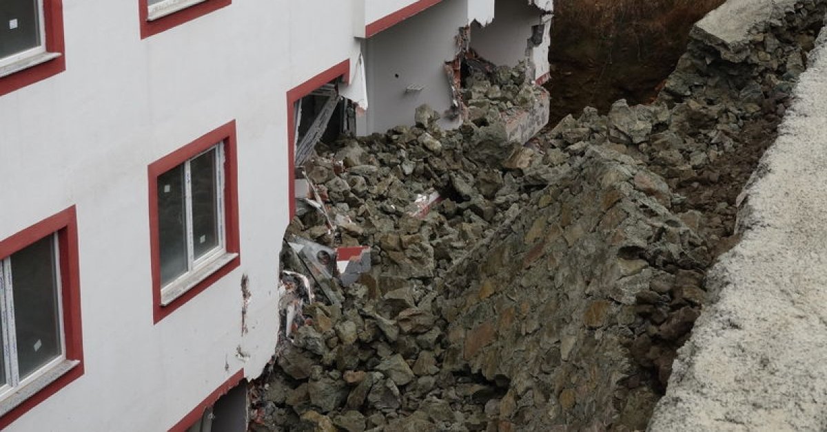 Son dakika: Trabzon’da istinat duvarı çöktü, 9 katlı bina zarar gördü