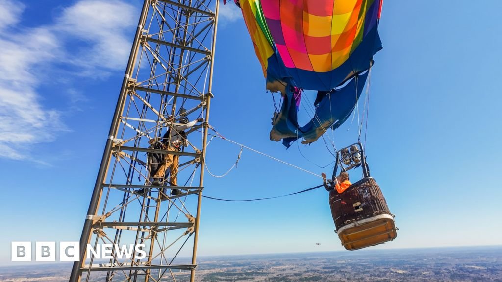 Watch dramatic hot air balloon rescue 900ft in the air in Texas